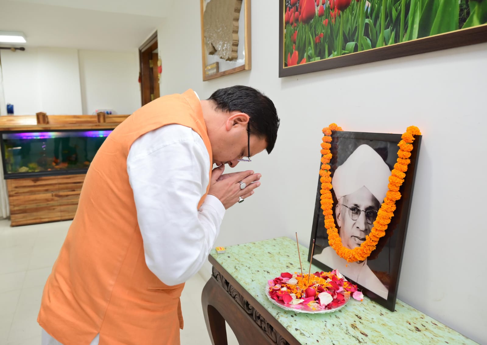स्मरण: सीएम धामी ने पूर्व राष्ट्रपति डॉ एस राधाकृष्णन के चित्र पर अर्पित किए श्रद्धासुमन