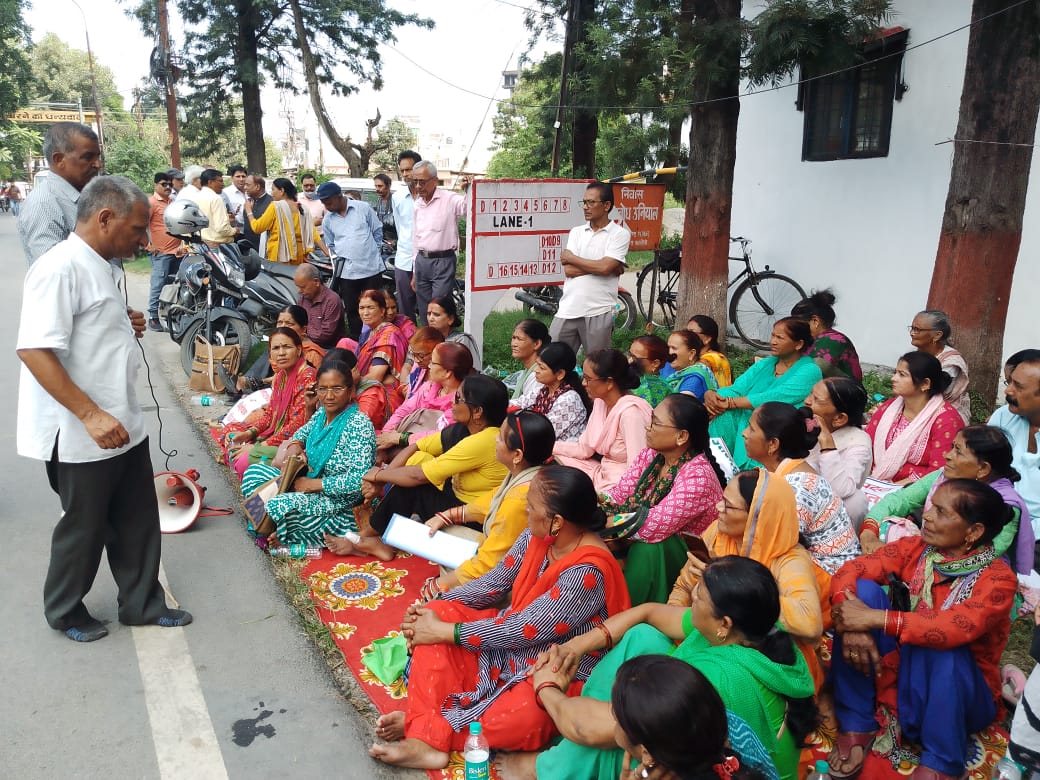 आवाज़: राजनैतिक, सामाजिक व राज्य आंदोलनकारी संगठनों ने विधानसभा के बाहर दिया धरना