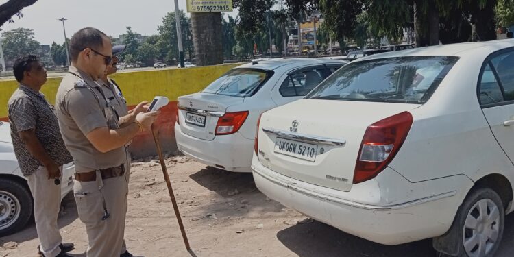 एक्शन: नो पार्किंग में खड़े वाहनों का काटा चालान, मचा हड़कंप