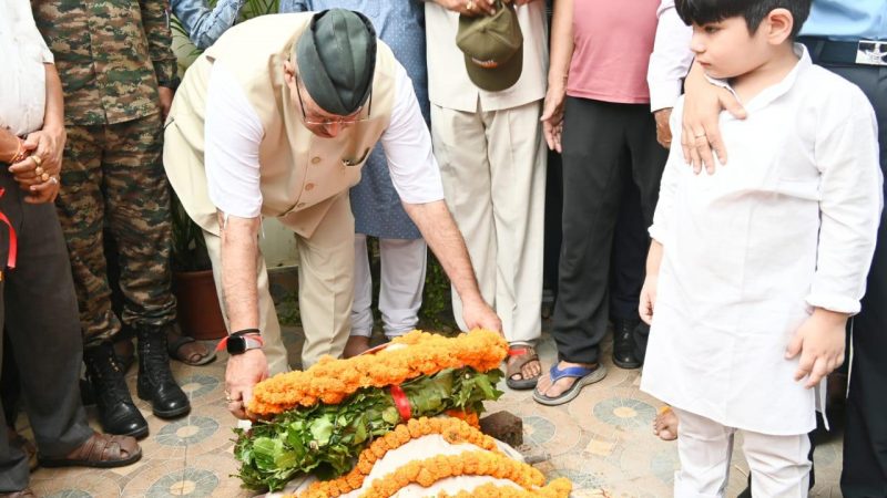 दुखद: सेना के विशेष विमान से लाया गया शहीद गुसाई का पार्थिव शरीर