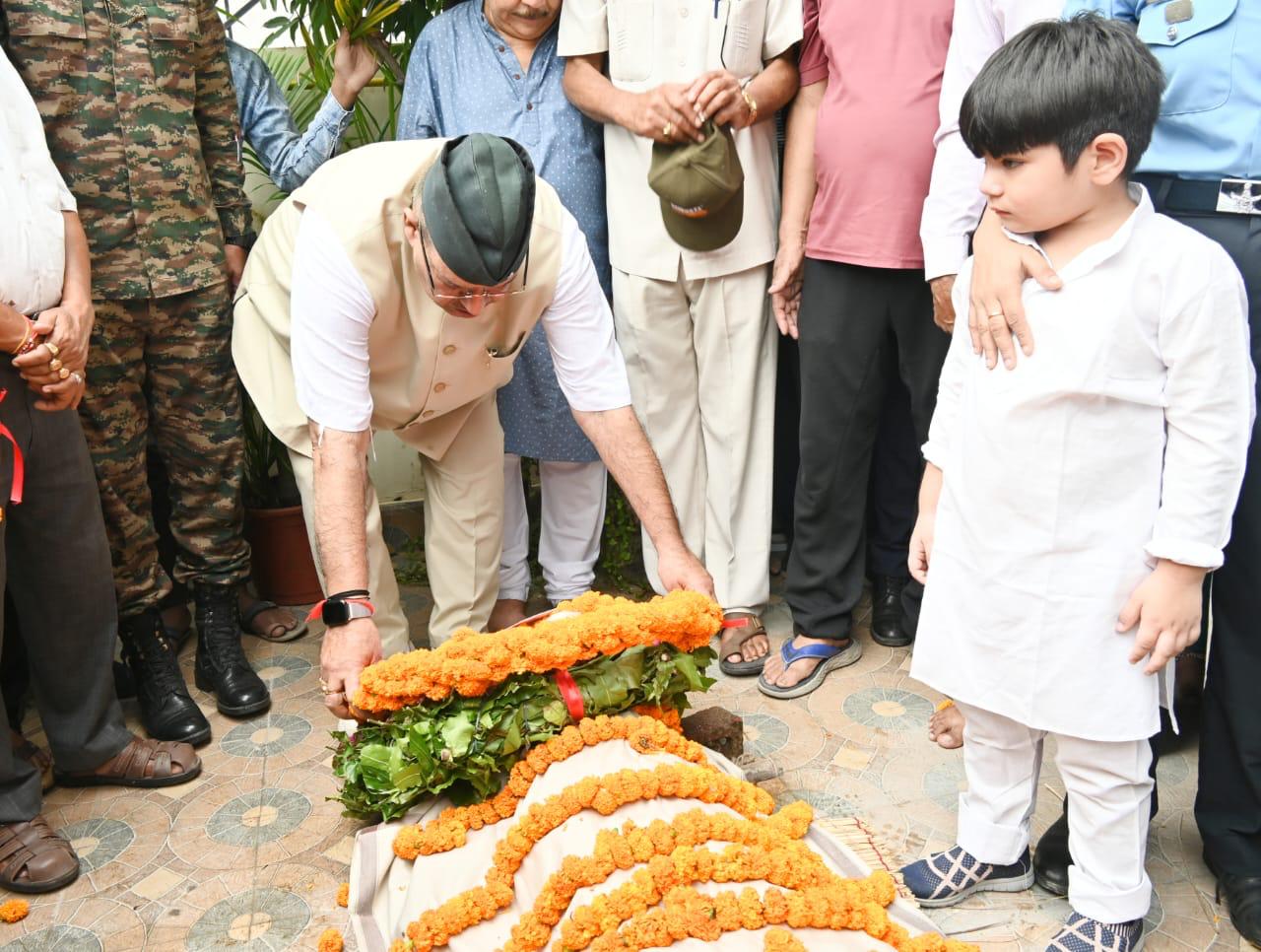 दुखद: सेना के विशेष विमान से लाया गया शहीद गुसाई का पार्थिव शरीर