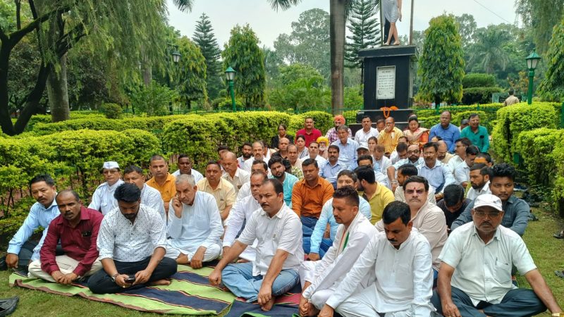 विरोध: अतिक्रमण हटाने को लेकर कांग्रेस ने रखा मौन उपवास