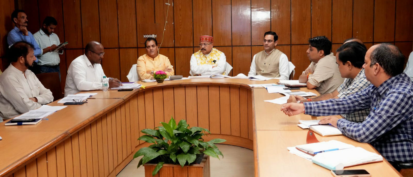 राज-काज: निराश्रित पशुओं की चिंता को लेकर जुटे तीन मंत्री, युद्धस्तर पर गौशालाओं के निर्माण पर दिया जोर