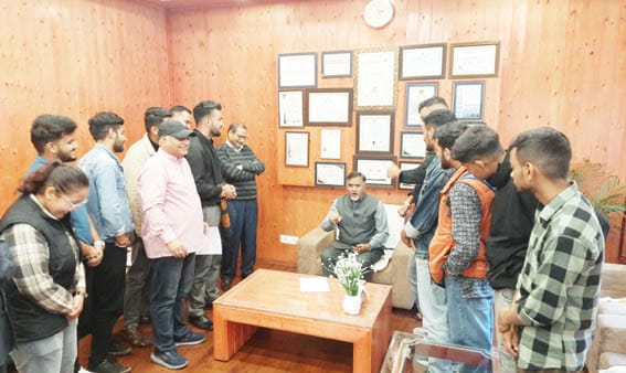 रोष: छात्रों ने कुलपति दफ्तर के बाहर की नारेबाजी, ज्ञापन सौंपा