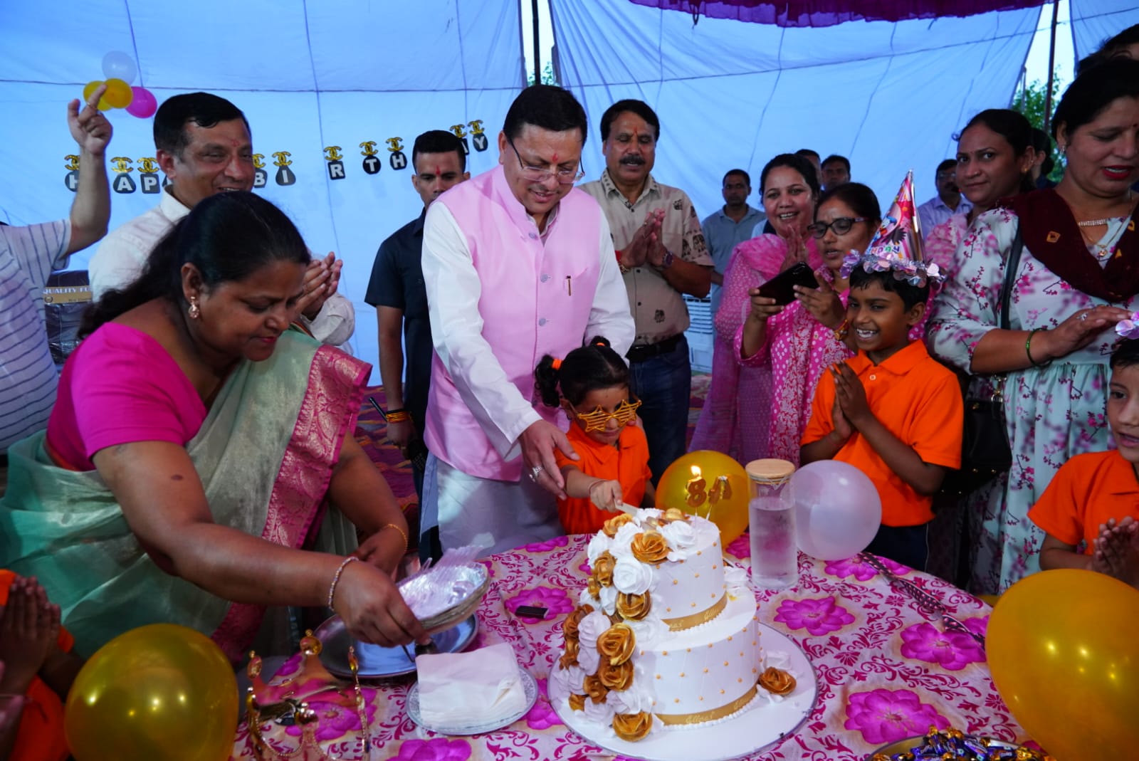 राज-काज: बेसहारा व निर्धन बच्चों के बीच पहुंचे सीएम धामी, केक काटा और बांटे उपहार