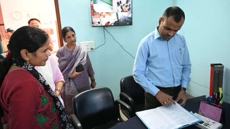 मुआयना: यहां जिलाधिकारी ने किया तीन विभागों का औचक निरीक्षण, कार्यों में लापरवाही न करने की थी हिदायत