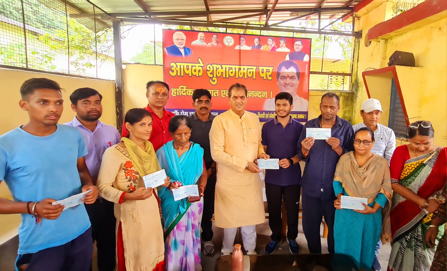 राहत: मुख्यमंत्री राहत कोष से लाभान्वित हुए 10 लोग,कैबिनेट मंत्री डॉ  प्रेमचंद अग्रवाल ने प्रदान किये चेक