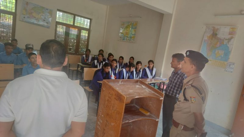 जानकारी: स्कूलों में चल रहा रुद्रप्रयाग पुलिस का जागरुकता अभियान