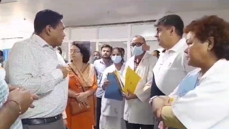 जायजा: जिला अस्पताल की इमरजेंसी में फैली अव्यवस्था पर स्वास्थ्य सचिव नाराज