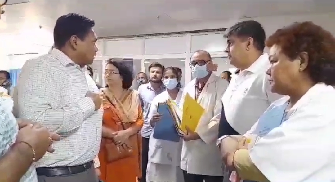 जायजा: जिला अस्पताल की इमरजेंसी में फैली अव्यवस्था पर स्वास्थ्य सचिव नाराज