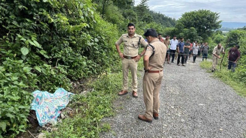 सनसनी: थानों मार्ग में युवती का शव मिला, पुलिस शिनाख्त में जुटी
