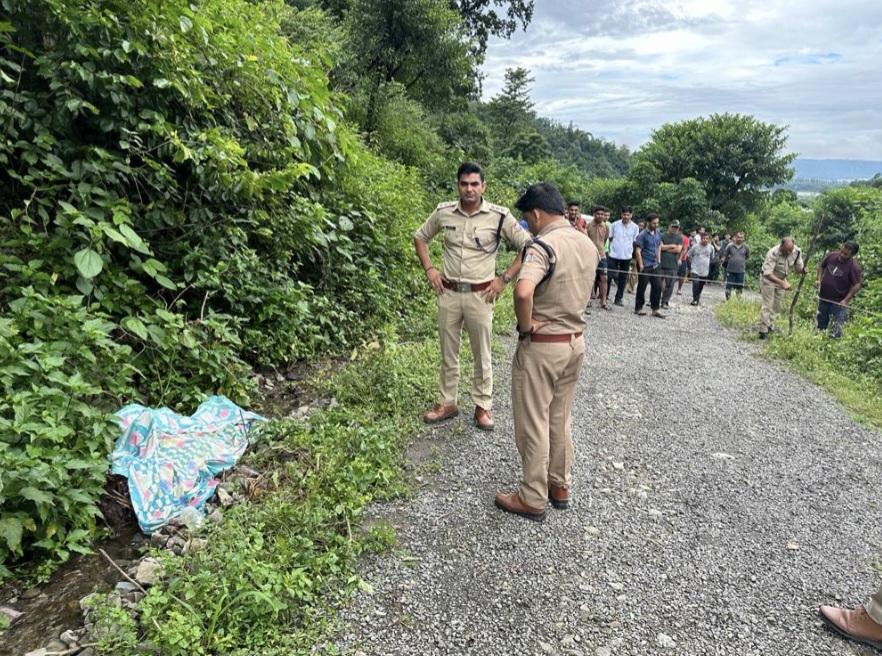 सनसनी: थानों मार्ग में युवती का शव मिला, पुलिस शिनाख्त में जुटी