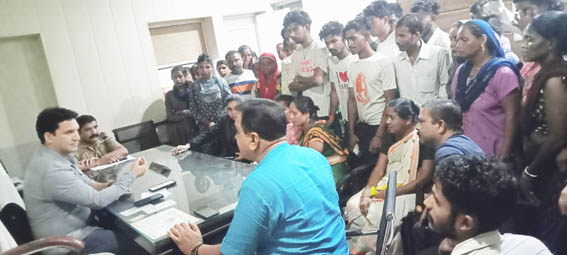 घेराव: हत्यारोपियों की गिरफ्तारी को कोतवाल को घेरा
