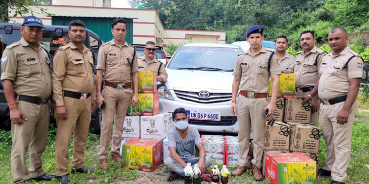 शिकंजा: पिकअप गाड़ी में 35 पेटी बीयर ले जा रहा एक व्यक्ति गिरफ्तार, पहाड़ों में करता था तस्करी