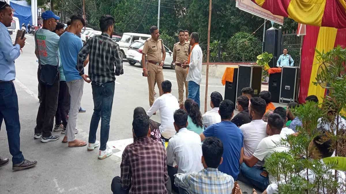 आक्रोश: गढ़वाल विश्वविद्यालय में छात्रों ने की तालाबंदी, कुलसचिव को भी कार्यालय जाने से रोका, पुलिस से हुई तनातनी