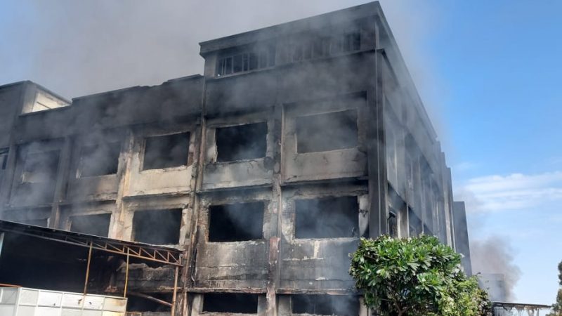 संदेहास्पद: देर रात को फैक्ट्री में लगी भीषण आग, करोड़ों के नुकसान का अनुमान