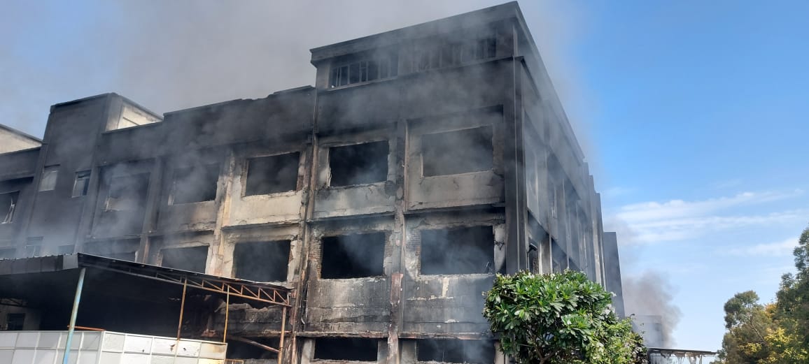 संदेहास्पद: देर रात को फैक्ट्री में लगी भीषण आग, करोड़ों के नुकसान का अनुमान