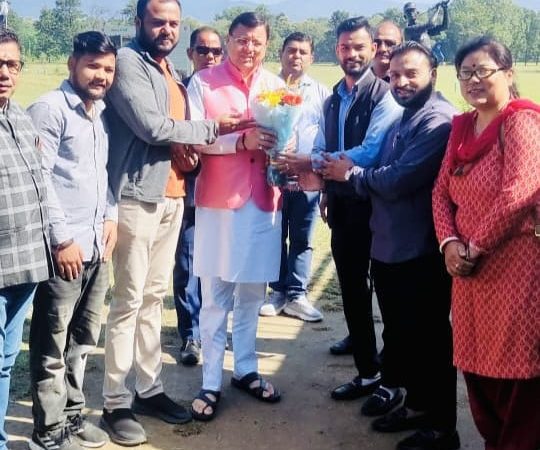 स्वागत: सीएम धामी के  स्वागत को हैलिपैड पहुंचे भाजयुमो अध्यक्ष, मुख्यमंत्री की यात्रा को बताया सफल