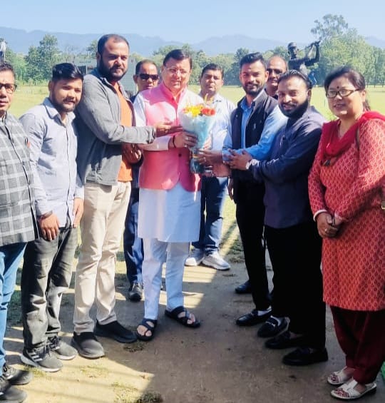 स्वागत: सीएम धामी के  स्वागत को हैलिपैड पहुंचे भाजयुमो अध्यक्ष, मुख्यमंत्री की यात्रा को बताया सफल
