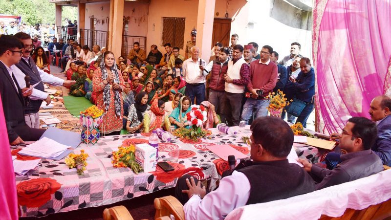 चौपाल:  कल्याण एवं खाद्य नागरिक आपूर्ति सचिव ने सुनीं ग्रामीणों की समस्याएं