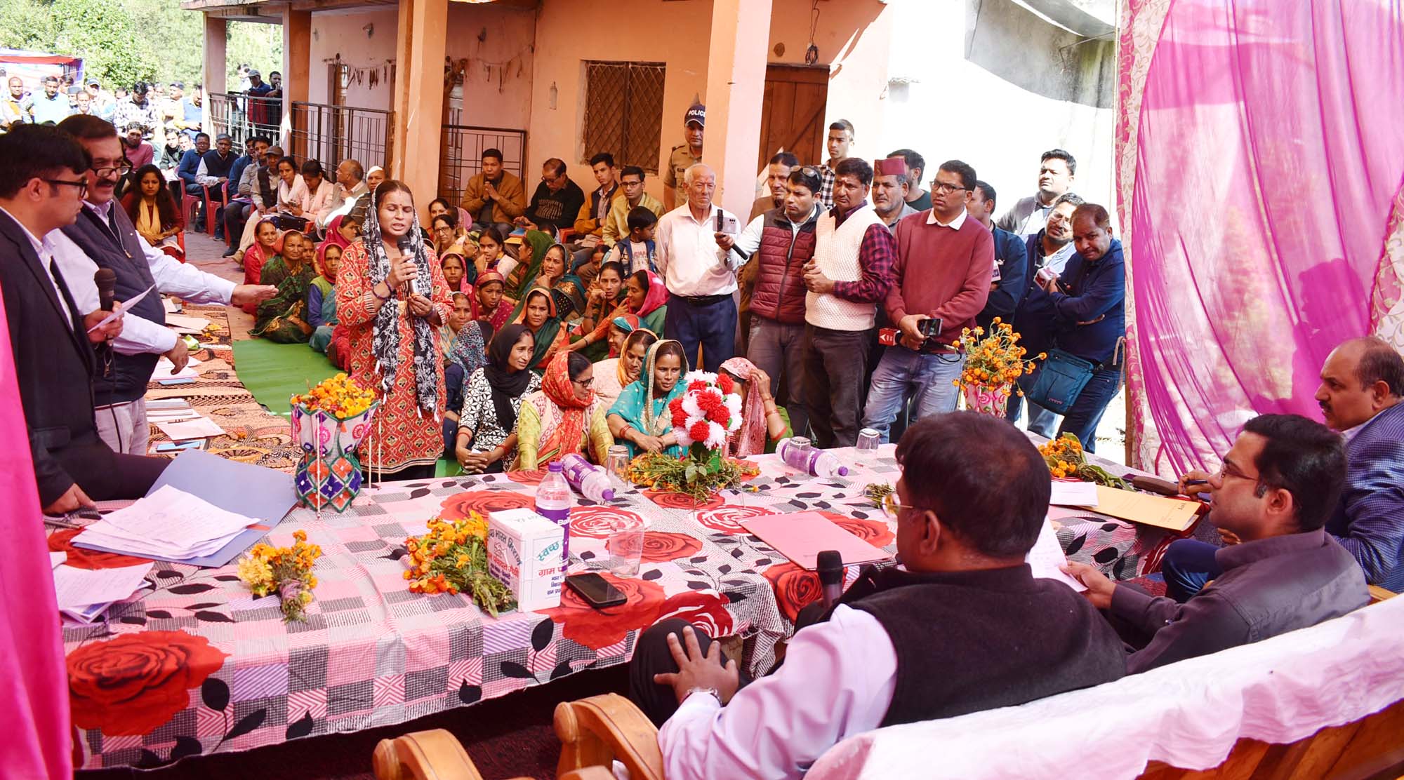 चौपाल:  कल्याण एवं खाद्य नागरिक आपूर्ति सचिव ने सुनीं ग्रामीणों की समस्याएं