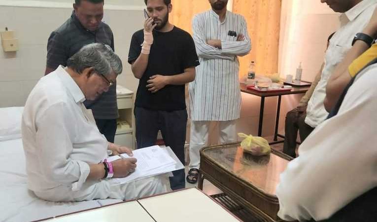 नोटिस: पूर्व सीएम हरीश रावत को सीबीआई ने अस्पताल में थमाया समन