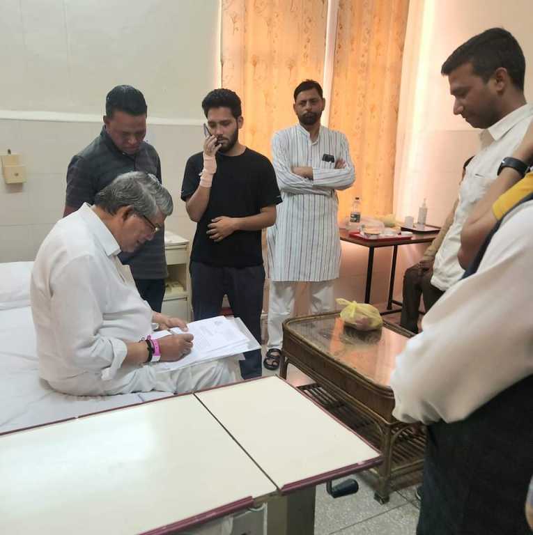 नोटिस: पूर्व सीएम हरीश रावत को सीबीआई ने अस्पताल में थमाया समन