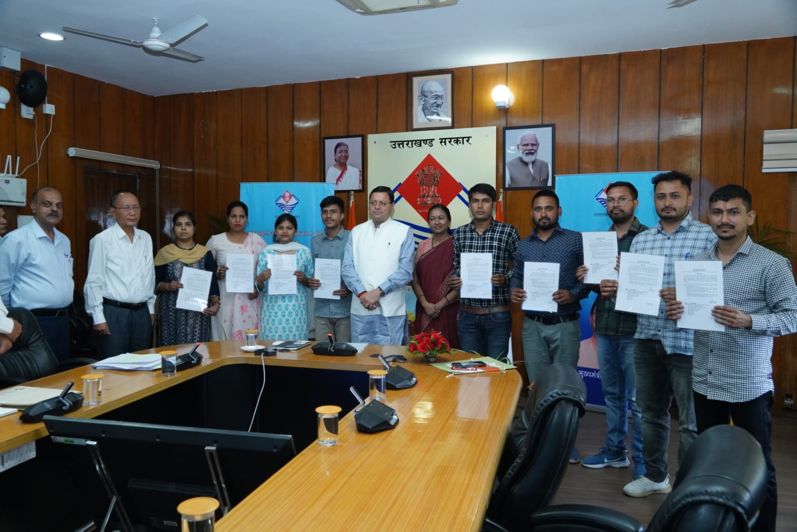 तैनाती: परिवहन विभाग को मिले 10 कनिष्ठ सहायक, मुख्यमंत्री पुष्कर सिंह धामी ने सौंपे नियुक्ति पत्र