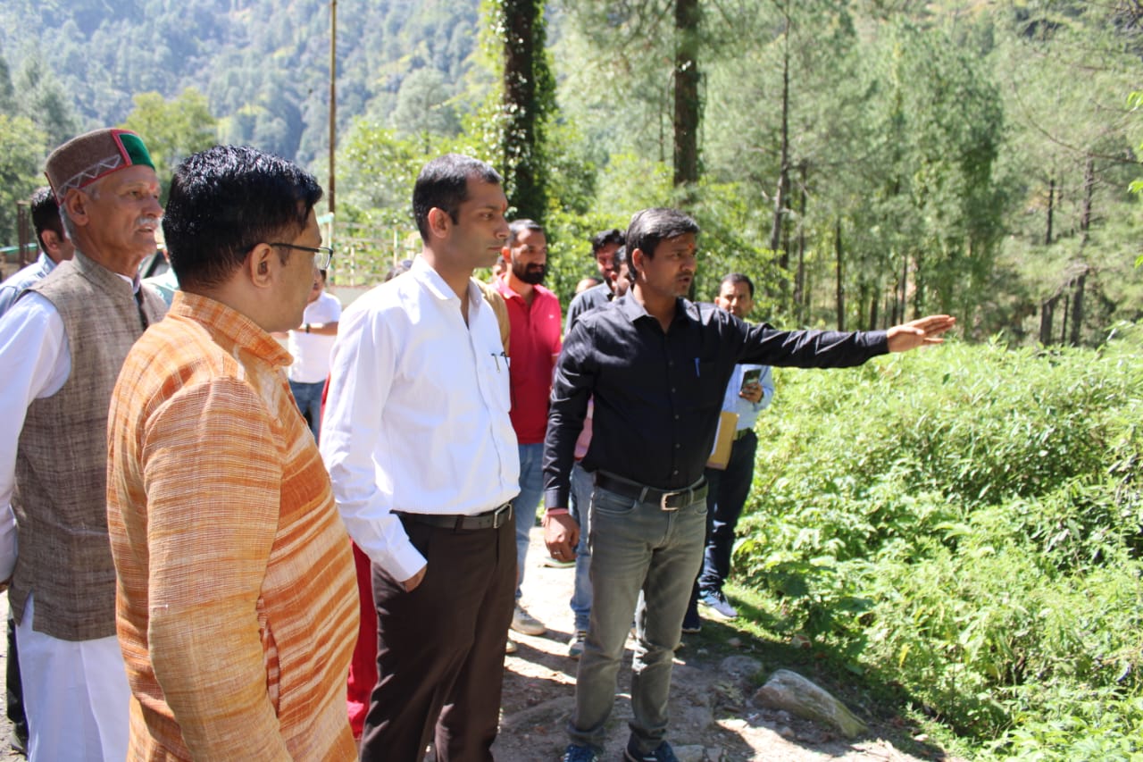कर्तव्य : दूरस्थ पर्वत क्षेत्र के आखिरी गांव में पहुंचे डीएम अभिषेक रूहेला, ग्रामीणों की समस्याओं से हुए रूबरू
