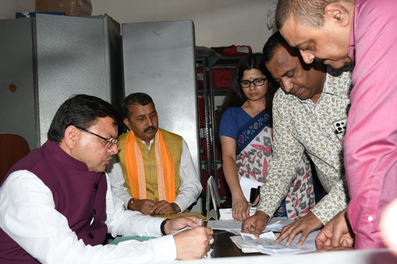 राज-काज: सीएम धामी ने सहायक सम्भागीय परिवहन कार्यालय का किया औचक निरीक्षण