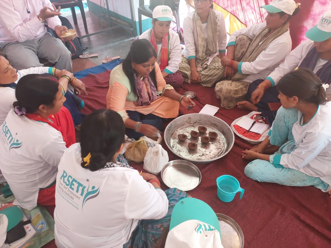स्वावलंबन: महिलाओं का दस दिवसीय प्रशिक्षण संपन्न, गाय के गोबर से पूजा से जुड़े प्रोडक्ट किये तैयार