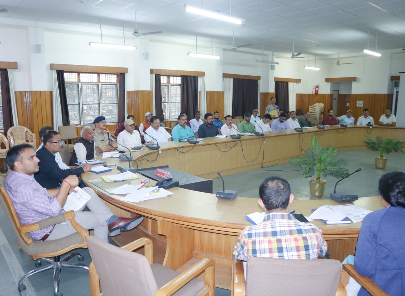 सुनवाई: डीएम डॉ सौरभ गहरवार ने सुनीं जनता की शिकायतें, तीन शिकायतों का मौके पर ही निस्तारण