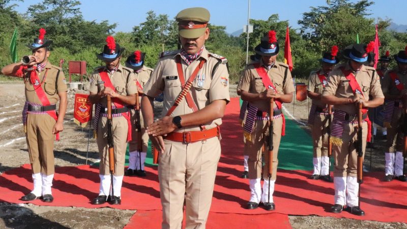 पुलिस स्मृति दिवस: एसडीआरएफ वाहिनी जॉलीग्रांट ने अमर जवानों को दी श्रद्धांजलि