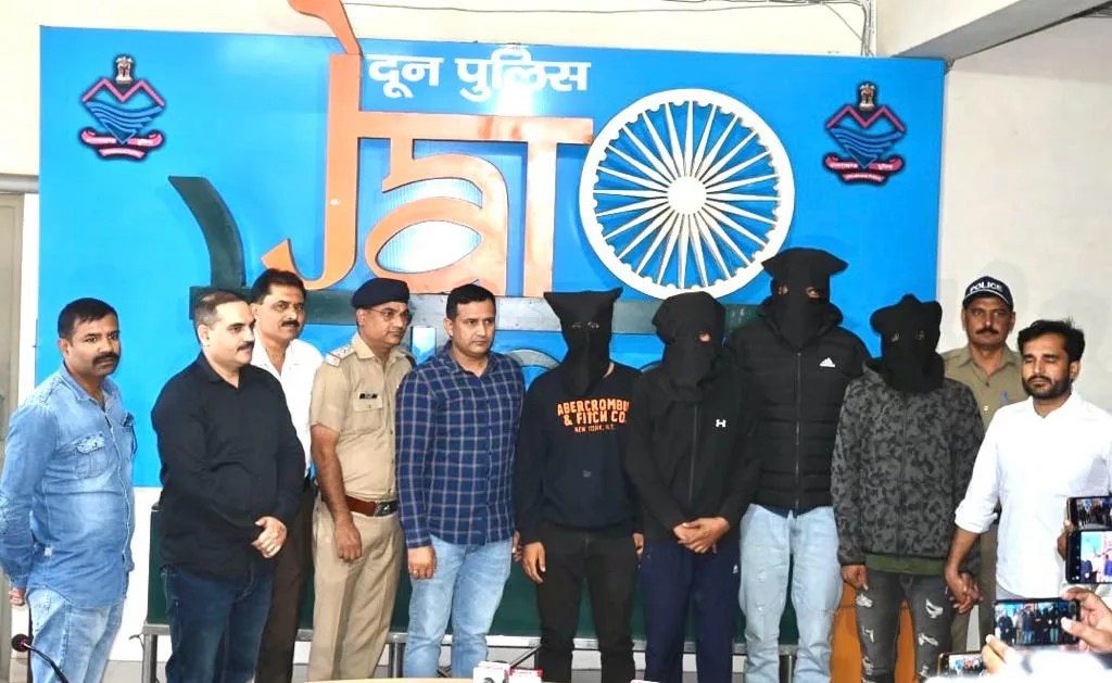 सबक: पुलिस के हत्थे चढ़े बीच सड़क पर फायरिंग करने और व्यापारी के साथ मारपीट करने वाले बदमाश