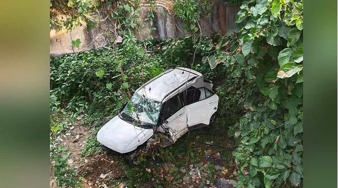 हादसा: डिवाइडर से टकराकर पुल से नीचे जा गिरी कार,पांच लोग घायल