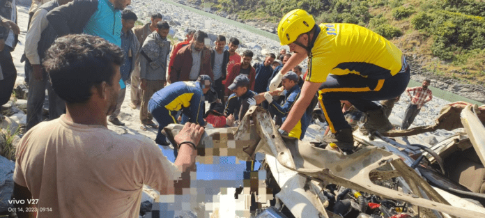बड़ी खबर: खाई में गिरा बुलेरो कैंपर वाहन, हिमाचल निवासी तीन लोगों की दर्दनाक मौत