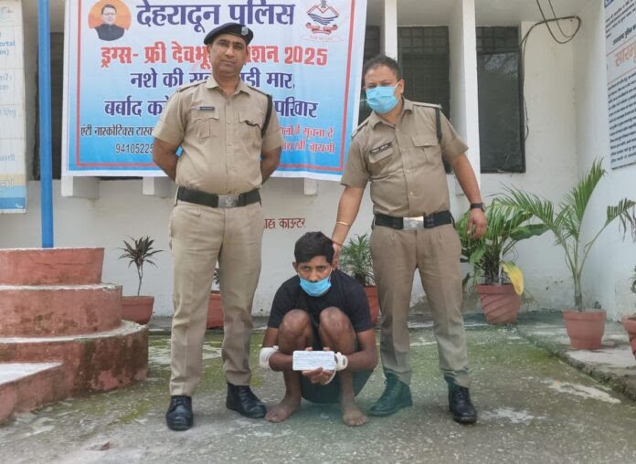 शिकंजा: पुलिस के हत्थे चढ़ गया मोबाइल लूट का आरोपी, लूटा गया मोबाइल व चोरी की स्कूटी बरामद