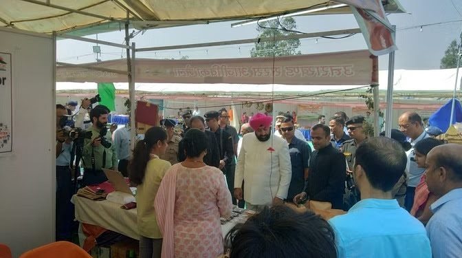जायजा: सरस मेले में उत्पादों का जाएजा लेेने पहुंचे राज्याल, जैविक उत्पादों के बारे में ली जानकारी
