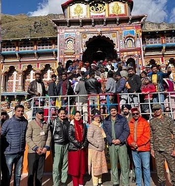 आस्था : एयर चीफ मार्शन वीआर चौधरी ने परिवार सहित किए भगवान बदरीविशाल के दर्शन