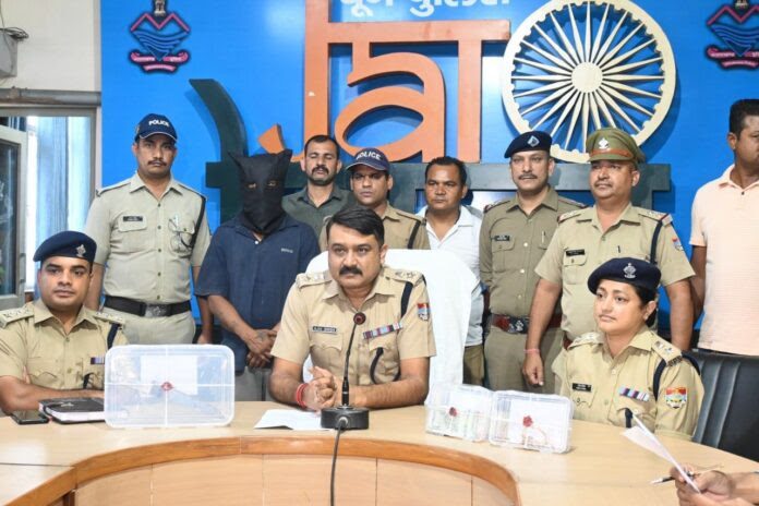 शिकंजा: महिला से चाकू की नोक पर जेवरात व नगदी लूटने वाला शातिर बदमाश गिरफ्तार