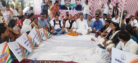 आवाज़ : अनैतिक कृत्यों में लिप्त लोगों के नाम उजागर किये जाने की मांग को लेकर कांग्रेस ने किया प्रदर्शन