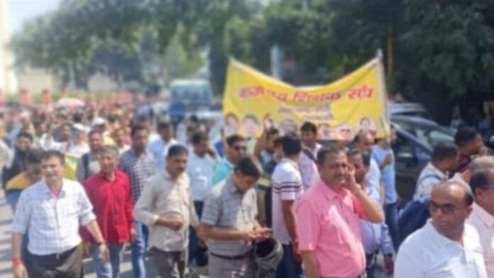 आवाज़: शिक्षक संघ ने फूंका आंदोलन का बिगुल, अपनी मांगों लेकर रैली निकालकर किया प्रदर्शन