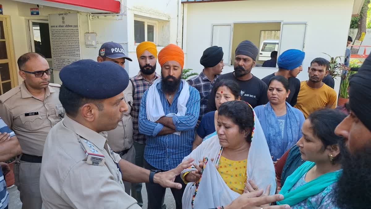 आवाज़: संदिग्ध हालात में हुई मौत पर बखेड़ा, हत्या की आशंका जताते हुए परिजनों ने शव रखकर किया प्रदर्शन