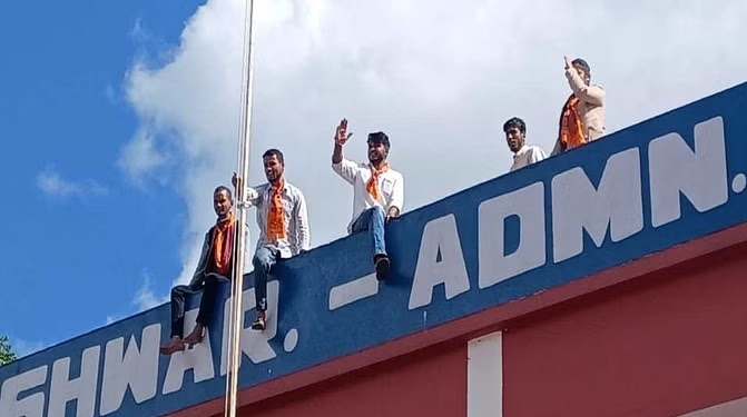 आक्रोश: परीक्षाफल में गड़बड़ी का लगाया आरोप,पैट्रोल लेकर टंकी पर चढ़े छात्र