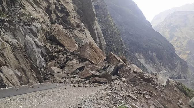 ब्रेकिंग न्यूज: पहाड़ी से खिसक कर वाहन के ऊपर आ गिरी चट्टान, नौ लोगों के दब कर मारे जाने की आशंका