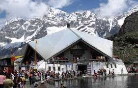 धर्म-कर्म: सीजन की पहली बर्फबारी के साथ हेमकुुड के कपाट शीतकाल के लिए बंद