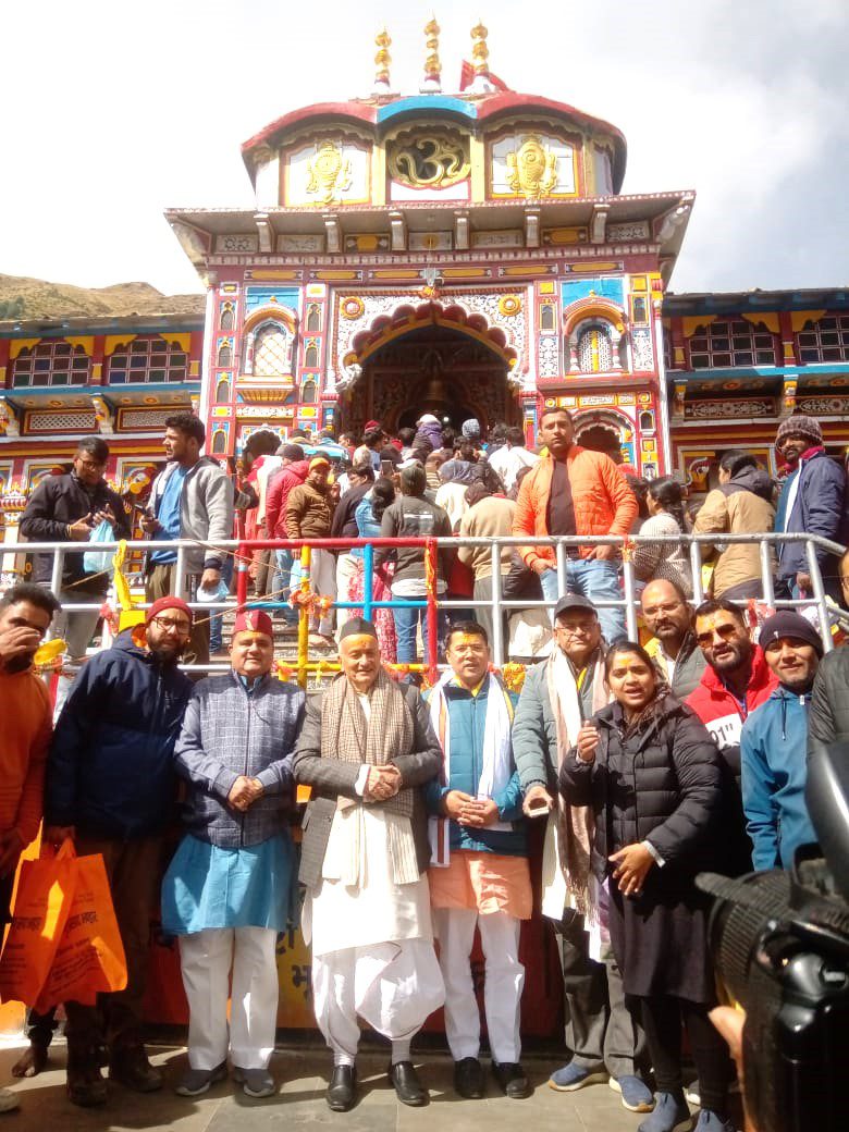 आस्था: पूर्व सीएम कोश्यारी ने किये बदरीविशाल के दर्शन