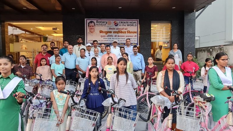 सराहनीय: रोटरी क्लब ने जरूरतमंद छात्राओं को दी साइकिल