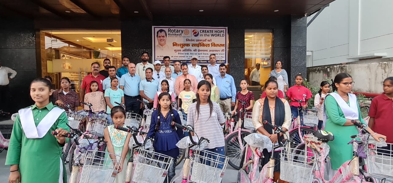 सराहनीय: रोटरी क्लब ने जरूरतमंद छात्राओं को दी साइकिल