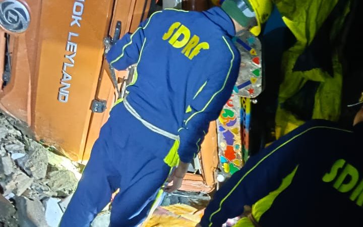 ब्रेकिंग न्यूज: गहरी खाई में गिरा वाहन, चालक की मौत